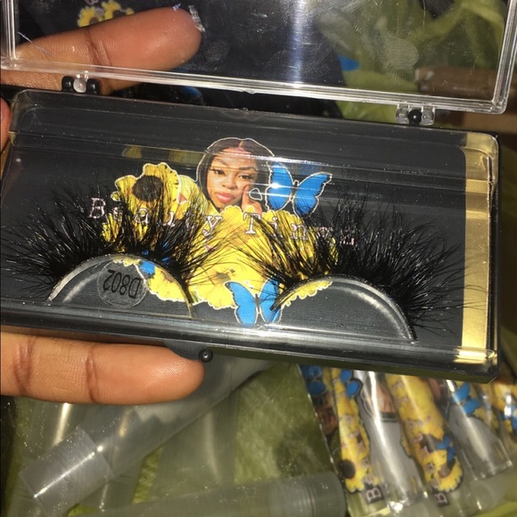 Lashes🦋🌻 Shop Beauty Tingz - Picture 2 of 5